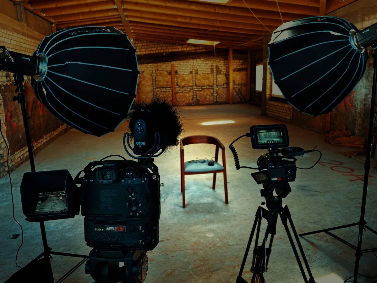 Interview-Set im Rohbau-Loft, der Stuhl im Lichtkegel