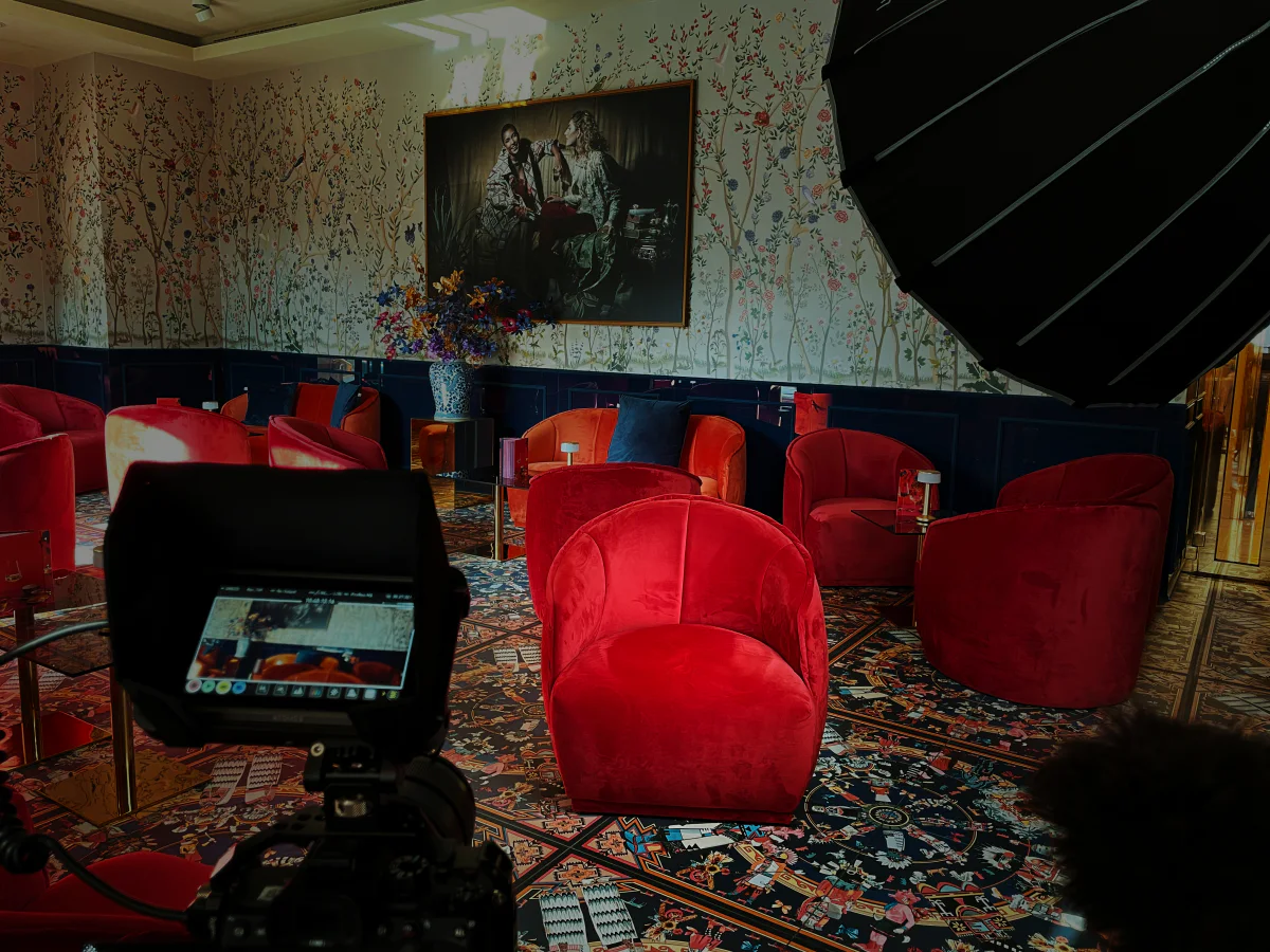 Interview-Set mit roten Samtsesseln, ein Sessel im Lichtkegel