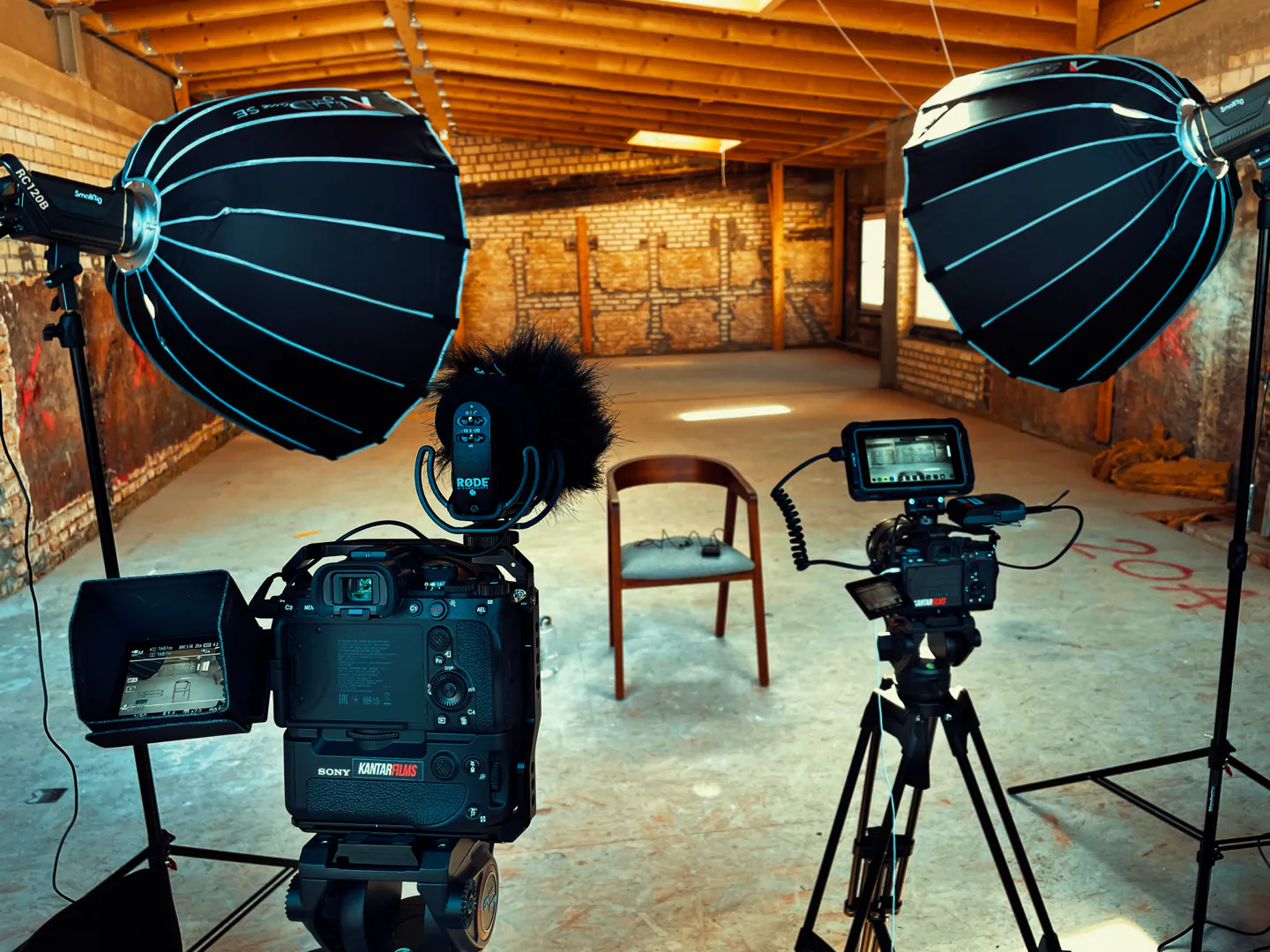 Interview-Set mit Licht und Kamera