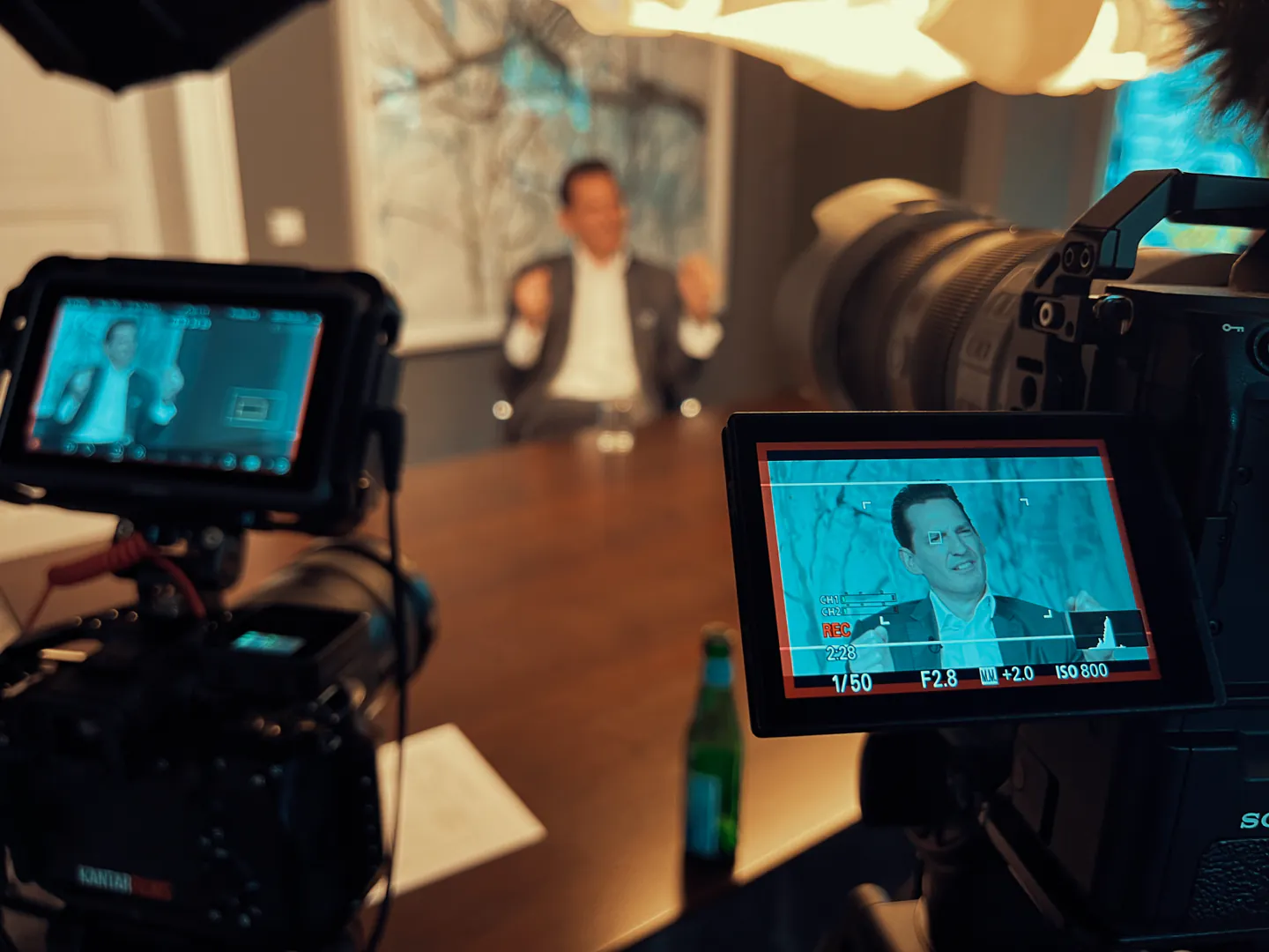 Interview am Kontrollmonitor